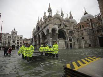 Video: Voda v Benátkach opäť stúpa, Námestie svätého Marka bolo zatopené až po kolená