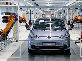 VW vyrábí nový elektromobil o 40 % levněji než Golf, přesto prodělává 70 tisíc na kuse