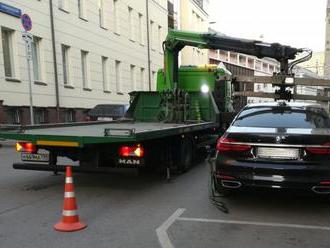 Majitel vrcholného BMW tak dlouho parkoval bez placení, až mu zabavili auto