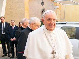 Papež František ukázal své nové auto, o skromnosti zjevně jen nemluví