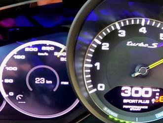 Jedno z nejrychlejších SUV ukázalo své zrychlení na Autobahnu, padne i 300 km/h