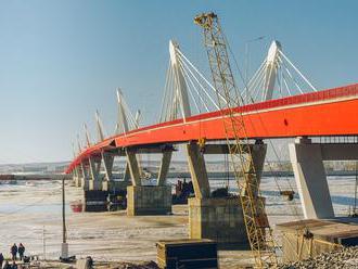 Rusové dokončili první silniční most do Číny, bude sloužit jen 68 osobním autům denně