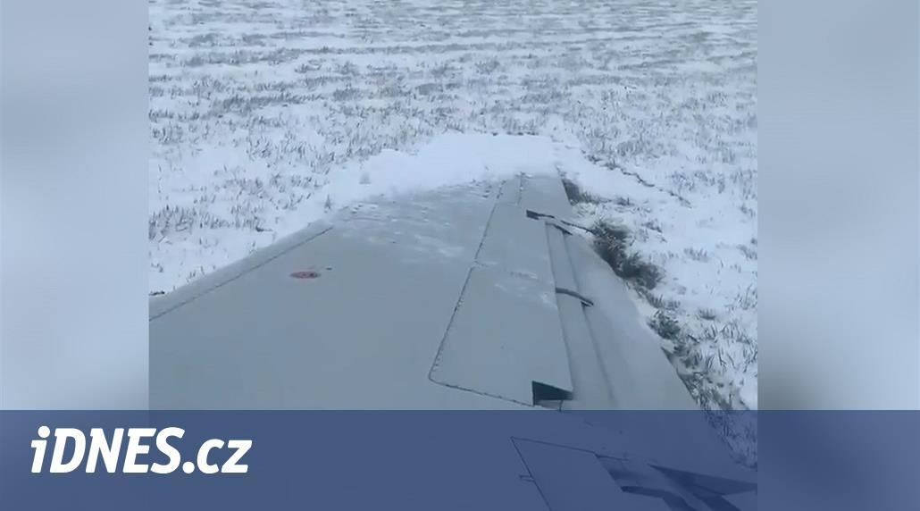 VIDEO: Letadlo v Chicagu sklouzlo z ranveje. Skončilo zabořené ve sněhu