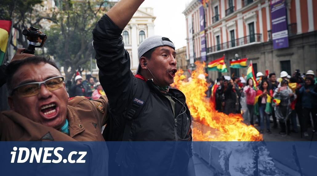 Hongkong v Bolívii. Po svržení Moralese ovládly zemi bezvládí a rabování