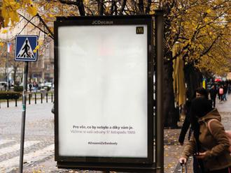 Kampaň McDonald’s k výročí revoluce: Místo reklam jen bílé plochy