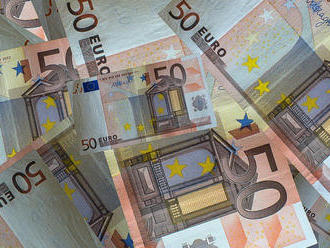 Dolar posilnil oproti jenu aj euru