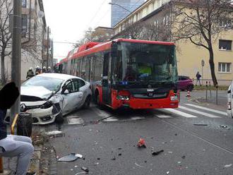 V Bratislave sa zrazil trolejbus s osobným a nákladným autom