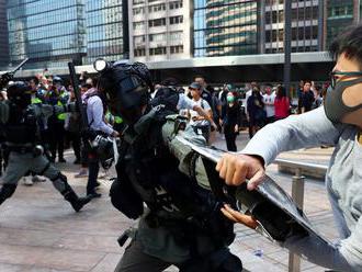 Demonštranti v Hongkongu pokračovali v blokádach ciest a vandalizme