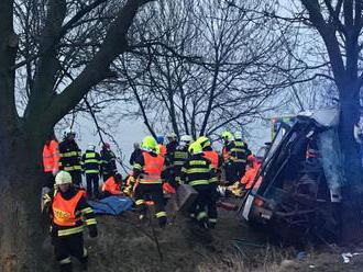 Autobus s deťmi v Česku sa zrazil s nákladným autom, zahynula učiteľka