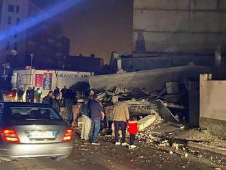 Zemetrasenie v Albánsku si vyžiadalo najmenej dvoch mŕtvych a 150 zranených