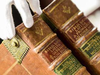Biblia z Gutenbergovho tlačiarenskeho lisu sa vydražila za milión eur