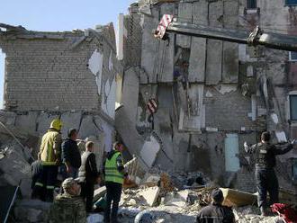 Počet obetí zemetrasenia v Albánsku stúpol na 25, pátranie pokračuje