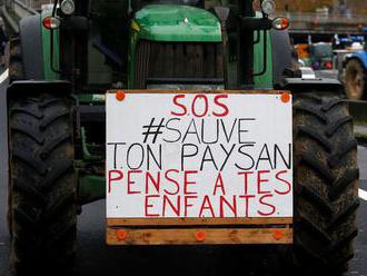 Francúzski poľnohospodári balíkmi sena zablokovali Champs-Élysées