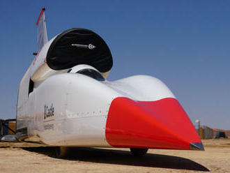 Nadzvukový automobil Bloodhound dosiahol rýchlosť 790 kilometrov za hodinu