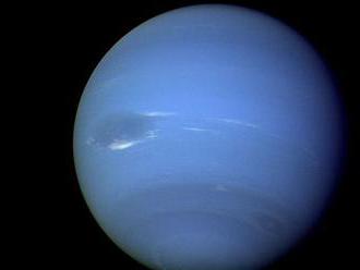 Astronómovia odhalili pozoruhodný tanec Neptúnových mesiacov
