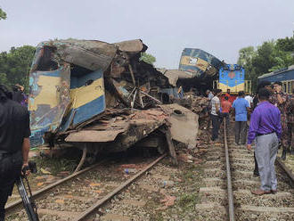 Pri čelnej zrážke vlakov v Bangladéši prišlo o život najmenej 15 ľudí