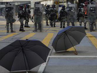 EÚ vyzvala demonštrantov i políciu v Hongkongu k zdržanlivosti