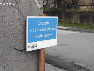 V Košiciach osadili tabule označujúce chodníky vyňaté zo zimnej údržby