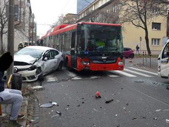 Trolejbus sa zrazil s nákladným autom, hlásia viacero zranených