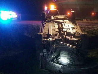 FOTO nehody v Horňanoch: Vodič vpálil do betónového stĺpa, auto skončilo na streche