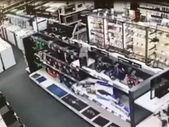 VIDEO Takto sa darčeky nekupujú! Zlodeji kradli elektroniku, všetko zachytila kamera