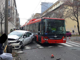FOTO Hromadná zrážka v Bratislave ochromila dopravu: Z miesta hlásia troch zranených