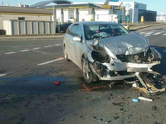 Hrozivo vyzerajúca nehoda v Senci: Zrazili sa dve vozidlá, jedna osoba sa zranila