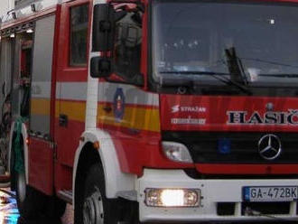 Tragický požiar v Čiernej nad Tisou: Hasiči v garsónke našli nehybné telo
