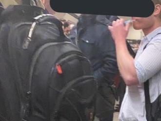 FOTO Okolostojacim sa z mladíka na nástupišti zdvihol žalúdok, také niečo by nemal dovoliť nik