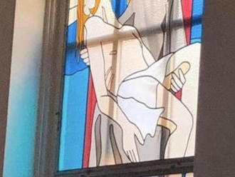 FOTO Dievčina pozrela na okno v kostole a sčervenala od hanby: To čo robí Mária Ježišovi?!