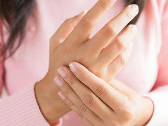 Rýchly test doma, ktorý odhalí desivú diagnózu: Všímajte si tento znak na prstoch!