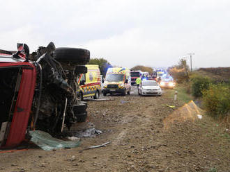 Tragická nehoda autobusu a kamióna pri Nitre má 12 obetí
