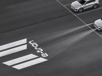 Audi e-Tron Sportback láka svetlami premietajúcimi nápisy