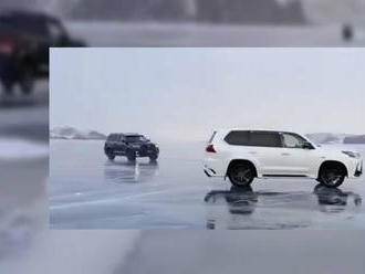 Na zamrznuté jazero vytiahli dve drahé SUV, skončili búračkou
