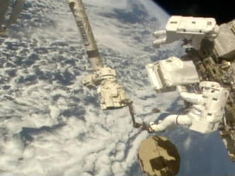 Dvaja astronauti opravujú spektrometer na ISS