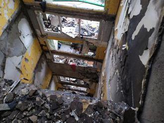 Demoliční stroj z ČR je v Prešově, bude rozebírat poničený dům