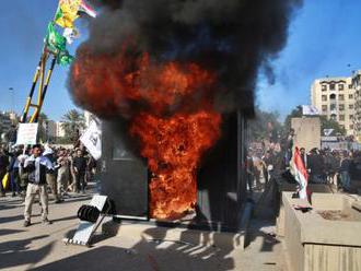 Demonstranti napadli ambasádu USA v Bagdádu, prolomili bránu