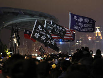 Tisíce demonstrantů v centru Hongkongu vytvořily lidský řetěz