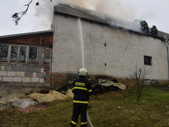 Včasným zásahem hasiči uchránili rodinný dům v Křemenici před jistou zkázou