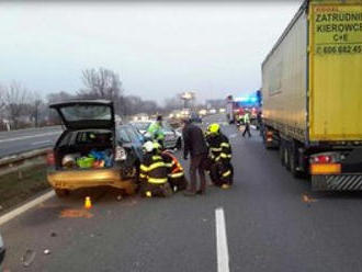 Nehoda tří osobních aut a kamionu komplikuje dopravu před kruhovým objezdem u Globusu před Olomoucí…