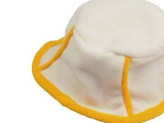 Fleecový klobúk v smotanovej farbe s ozdobným žltým prešivaním.