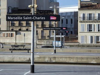 Verejnú dopravu vo Francúzsku naďalej paralyzuje štrajk