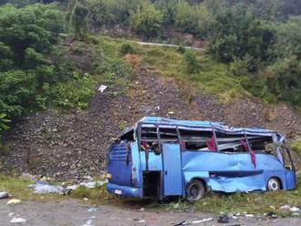 Najmenej 25 obetí na životoch si vyžiadal pád autobusu v Indonézii
