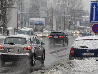 Cestári varujú pred kašovitým snehom na horských priechodoch