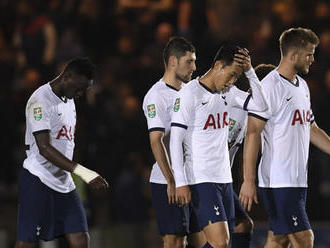 Tottenham potrestal fanúšika, ktorý hodil pohár na brankára Chelsea