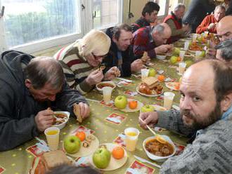 Ľuďom bez domova pomáhajú osláviť Vianoce rôzne organizácie
