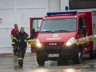 POŽIAR AUTOSERVISU v Stráži, zasahujú dve desiatky hasičov