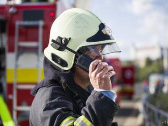 Požiar autoservisu v Stráži likvidujú takmer tri desiatky hasičov