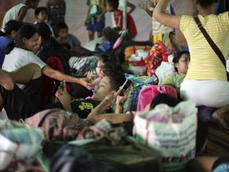 Tisíce ľudí na Filipínach trávia Vianoce v evakuačných centrách