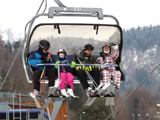 Na silvestrovskú lyžovačku je možné vyraziť do 45 zimných areálov